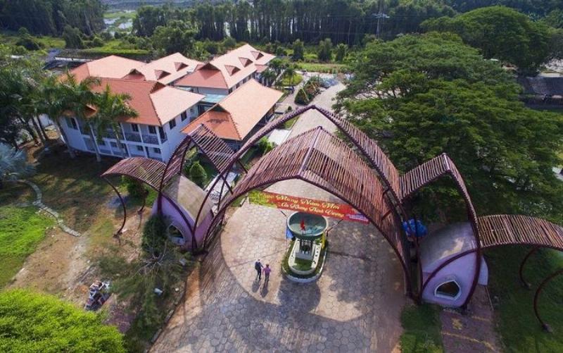 Món cá lóc nướng trui dân dã đặc trưng của vùng Đồng Tháp Mười tại Làng Nổi Tân Lập